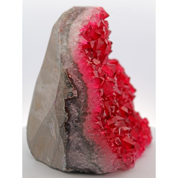 Amethyst Geode Muttergestein pinke Kristallstruktur